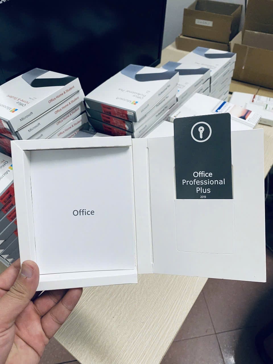 Ảnh thực tế bên trong hộp Office 2019 Pro Plus